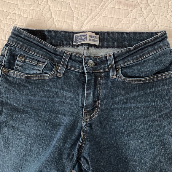 Signature Levi Strauss modern boot cut jeans. Women’s size 8, 5 pocket jeans. - Picture 4 of 7